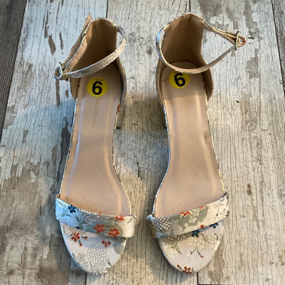 NWOT Embroidered sandals beige, orange, white, navy blue & gold size 9